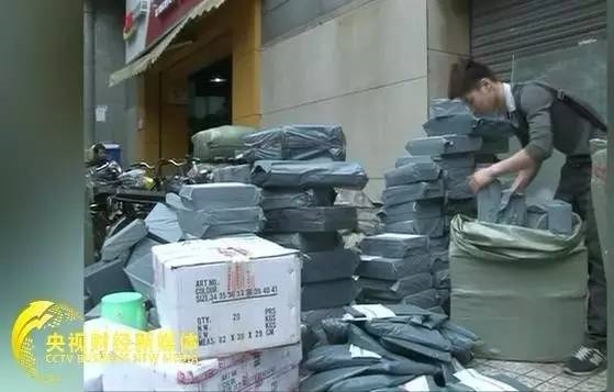 赶紧自查：这样的快递包装可能有毒又有害